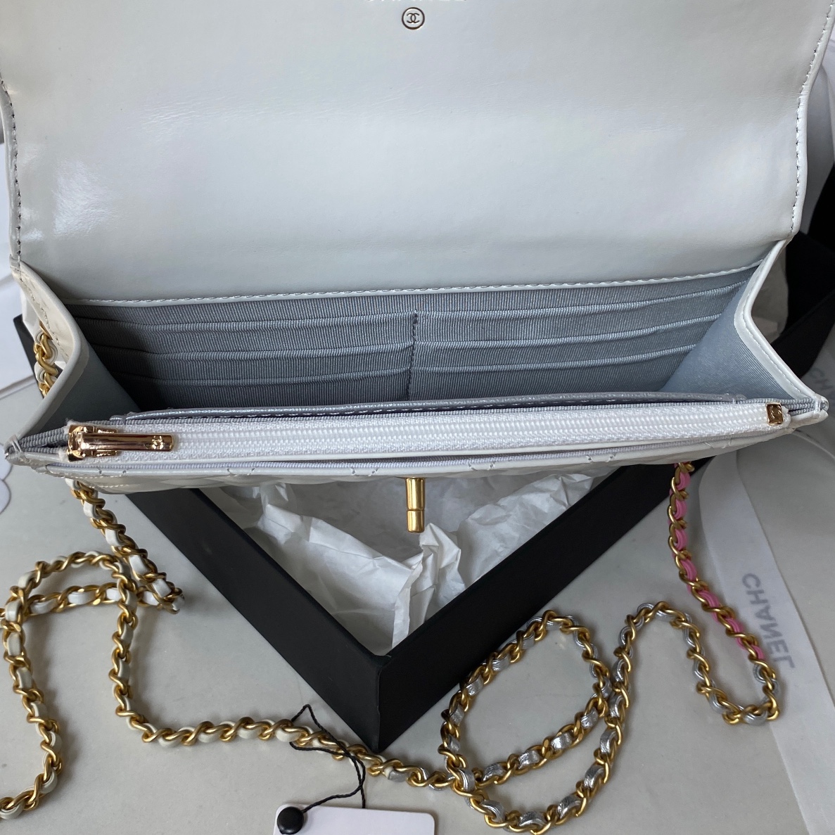 Lambskin Wallet On Chain Shoulder Bag AP3240 White